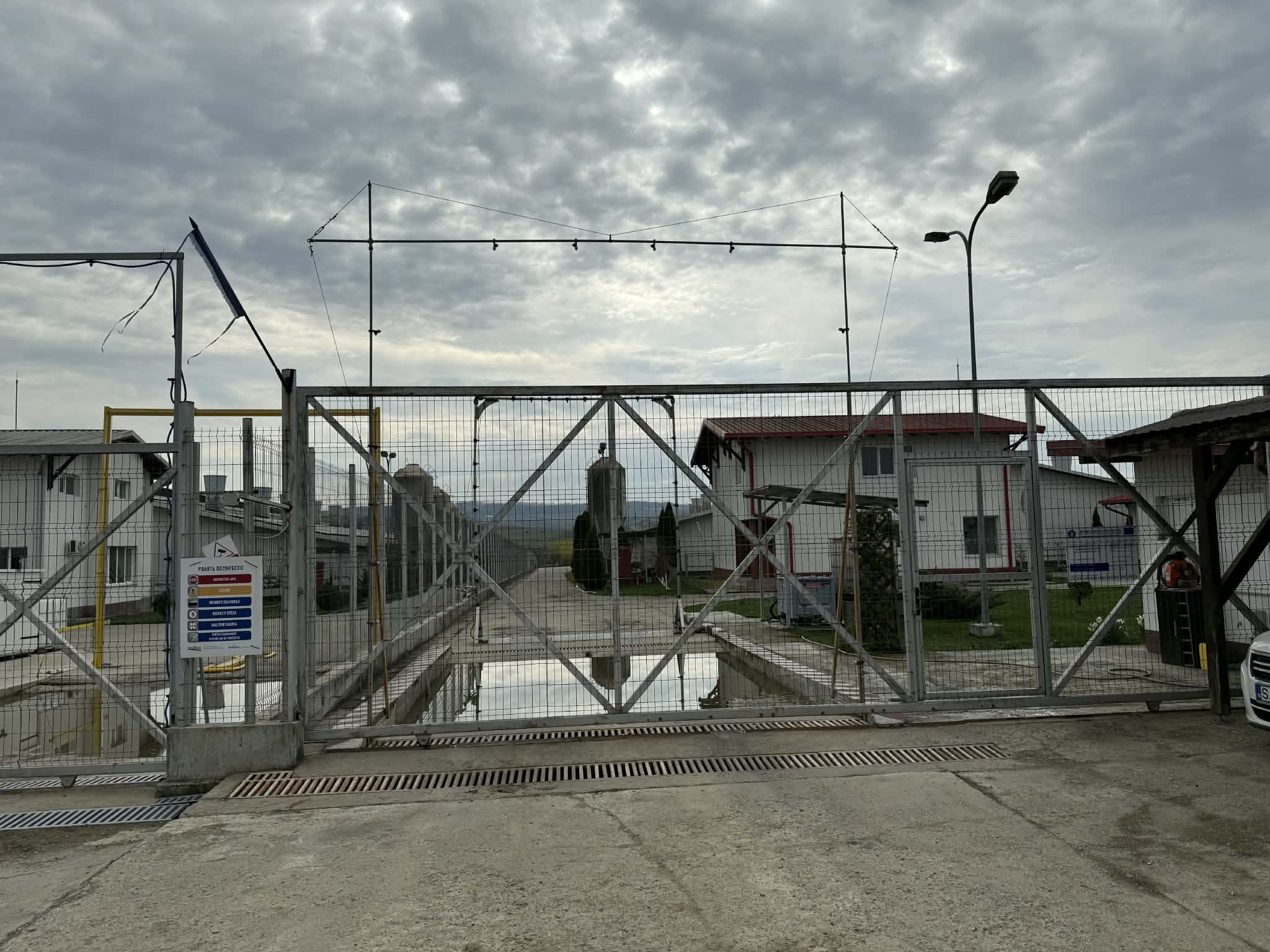 Poarta de intrare a fermei Agroferm Deac cu punct de dezinfecție